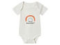 Ein weißer Babybody mit Regenbogen-Druck und dem Text 'It's a beautiful day!'.