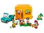 LEGO Spielset mit Auto, Wohnmobil und Tierfiguren beim Gärtnern.