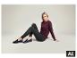 ESMARA® Damen Leggings mit einem dunklen Pullover und Schuhen. [KI-generiertes Bild]