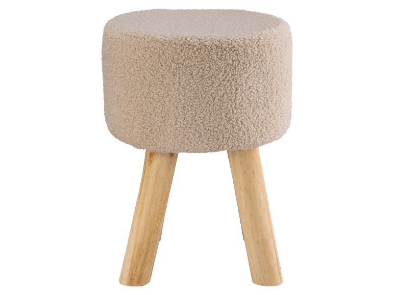 Cremefarbener Bouclé-Hocker mit drei hellen Holzbeinen.