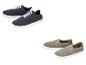 Zwei Paar Herrenschuhe: dunkelblaue Schnürschuhe und beige Slipper.