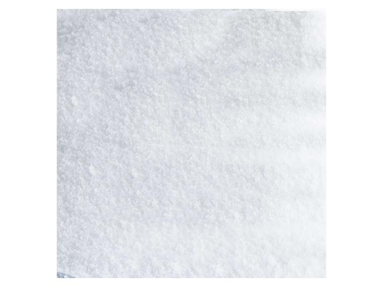 Helle weiße Schneeflocken bedecken eine Oberfläche.