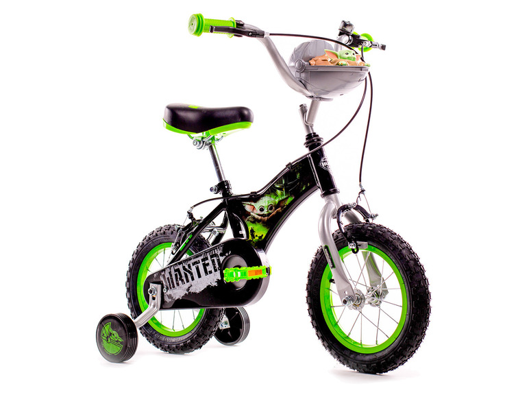 Ein grünes und schwarzes Kinderfahrrad mit Stützrädern und einem Korb mit einer Baby Yoda-Puppe.