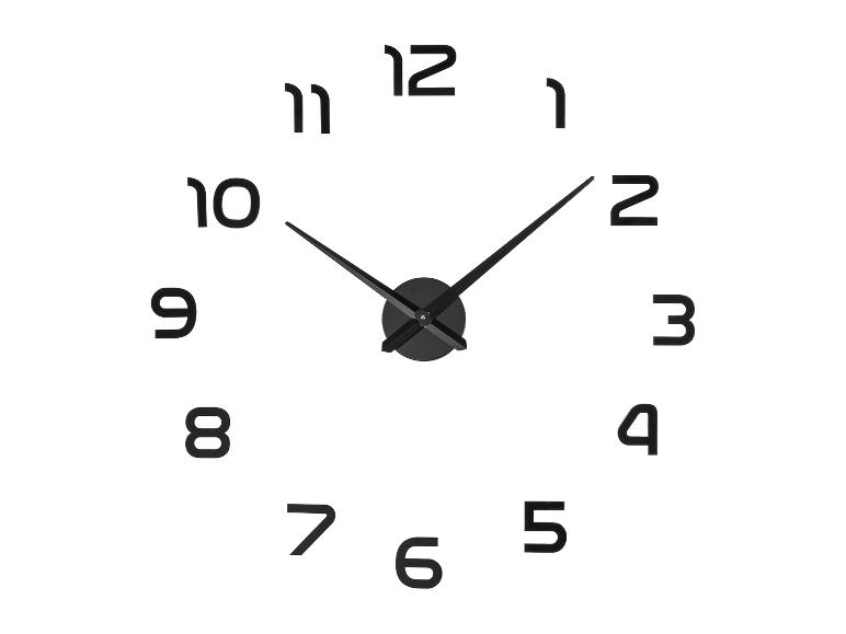 Schwarze DIY-Wanduhr mit Ziffern und Zeigern auf weißem Hintergrund
