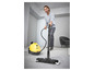 Ein Mann reinigt den Boden mit einem Karcher Dampfreiniger.