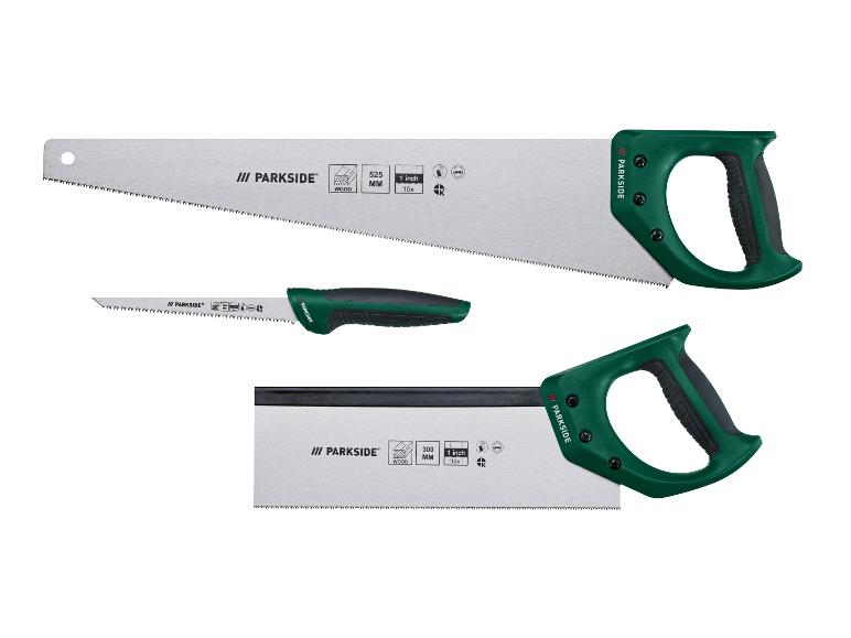 Drei PARKSIDE Sägen: eine große Handsäge, eine kleinere Handsäge und eine Fuchsschwanzsäge.