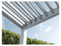 Weiße Aluminium-Pergola mit Blick auf den Himmel und Grün