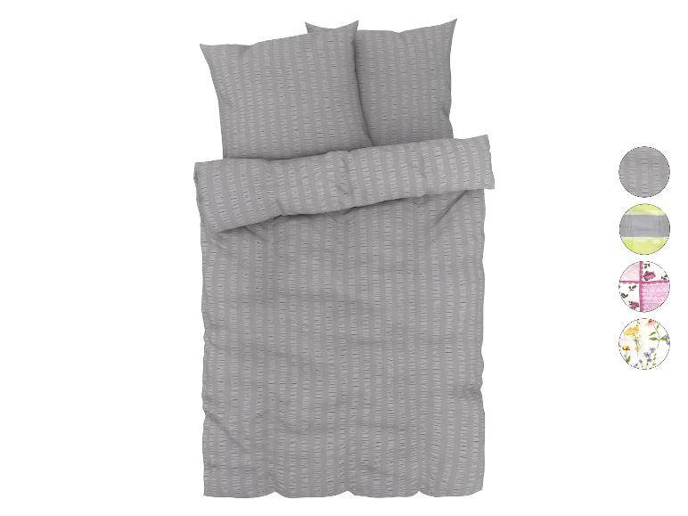 Grauer Bettwäsche-Set mit Struktur und passenden Kissenbezügen.