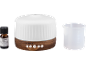 Weißer und hölzerner Aromadiffusor mit Zitronengras-Duftöl und Messbecher.