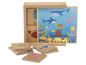 Eine Holzkiste mit Blöcken und Karten mit Bildern von Meerestieren, darunter ein Hai, eine Schildkröte und ein Tintenfisch.