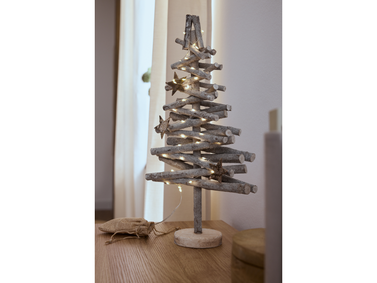 Dekorativer Holz-Weihnachtsbaum mit LED-Lichtern und Sternen, auf einem Holztisch.