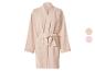 Hellrosa Musselin-Bademantel mit Bindegürtel, gezeigt mit zwei Farbmustern.