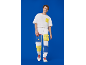 Mann in weißem T-Shirt und Cargohose mit blauen und gelben Taschen.