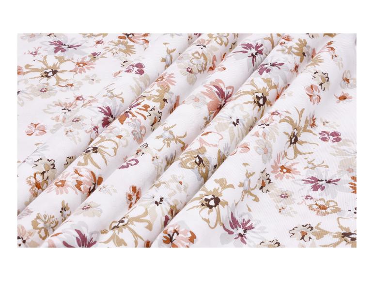 Weißer Stoff mit Blumenmuster in Braun-, Rosa- und Violetttönen.