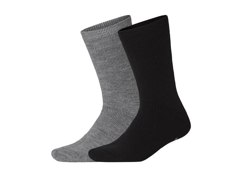 Ein Paar graue und schwarze gerippte Socken.