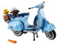 Ein blauer LEGO Vespa Roller mit Zubehör.