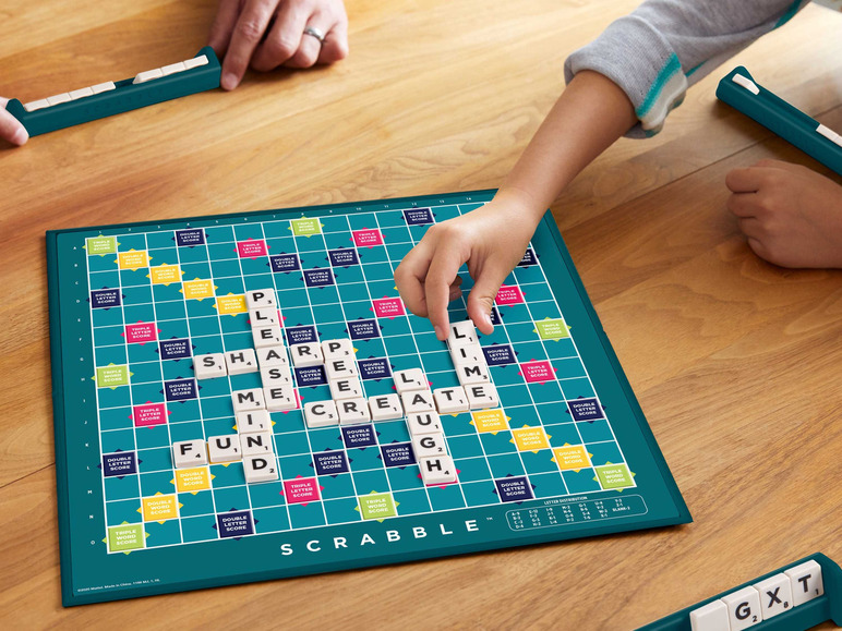 Ein Scrabble-Spiel mit den Wörtern 'please' und 'create' auf dem Spielbrett.