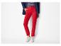 Frau in roter Hose, gestreiftem T-Shirt und dunkelblauer Jacke
