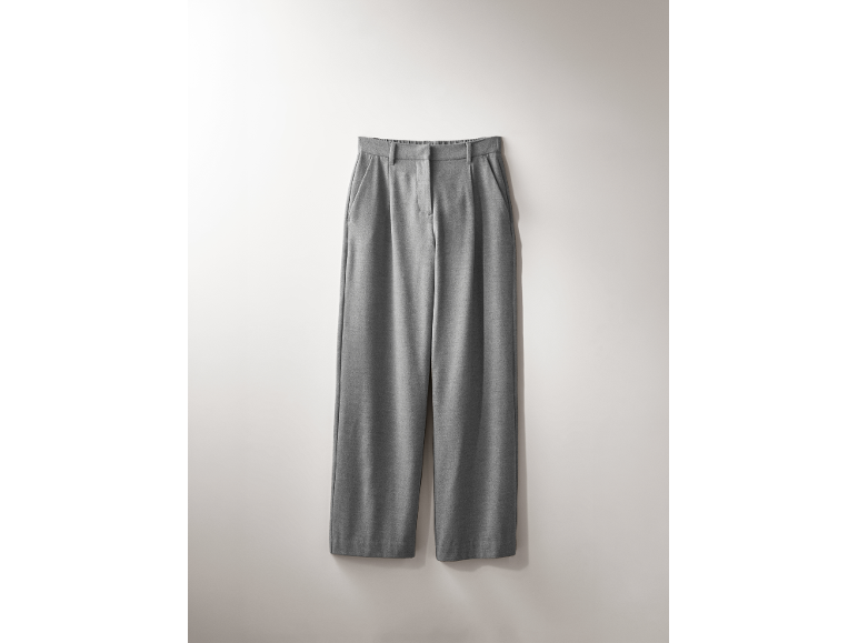 Graue weite Damenhose mit Bundfalten.