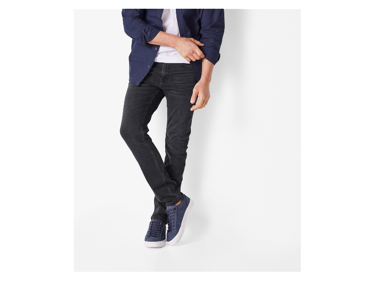 Dunkelgraue Jeans und dunkelblaue Sneakers für Herren.