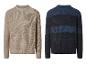 Zwei Herren-Strickpullover: ein beiger und ein dunkelblauer gestreifter.