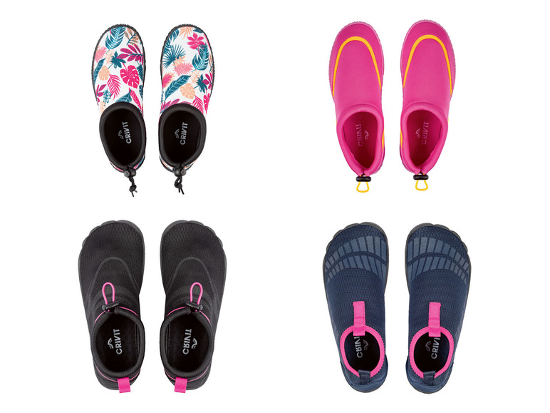 Vier Paar Wasserschuhe, darunter Crivit-Modelle mit Blumenmuster.