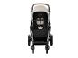 Beiger und schwarzer Kinderwagen mit braunem Griff und Sicherheitsgurt.