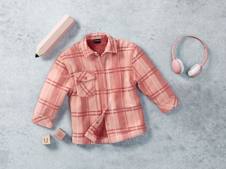 Ein rosafarbenes kariertes Hemd, rosa Kopfhörer und ein rosafarbener Bleistift.