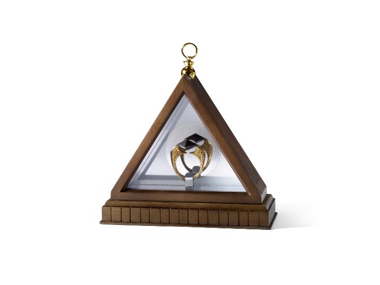 Der Horkrux-Ring von The Noble Collection in einer dreieckigen Holzvitrine