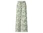 Grüne weite Hose mit weißem Blumenmuster.