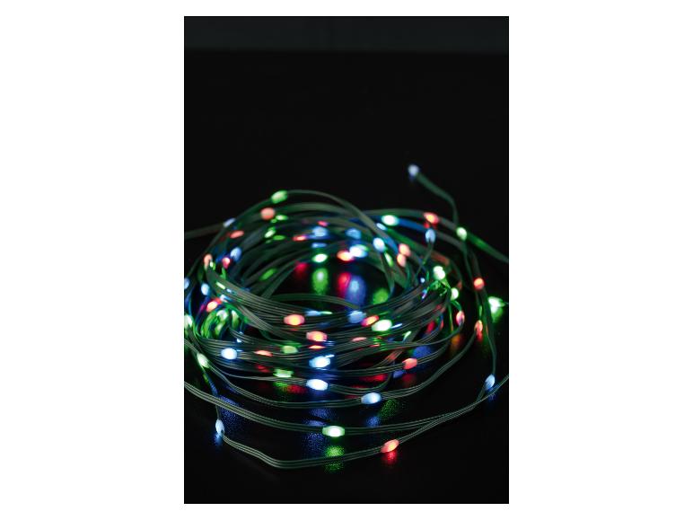Mehrfarbige LED-Lichterkette auf schwarzem Hintergrund aufgewickelt