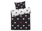 Ein schwarzer Bettbezug mit weißen Herzen.