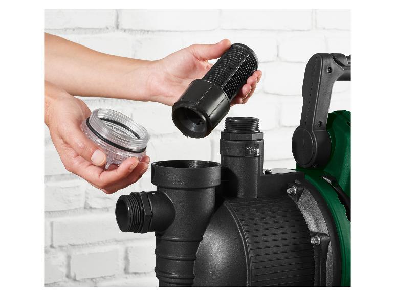 Hände halten einen Filter und einen transparenten Behälter über einer schwarzen Wasserpumpe.