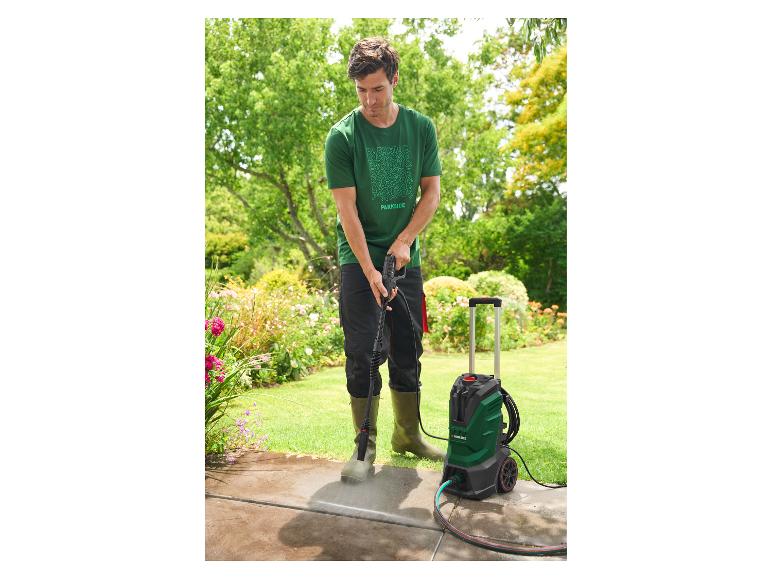 Mann reinigt Terrasse mit Hochdruckreiniger, mit dem Text 'PARKSIDE' auf dem T-Shirt.