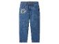 Blaue Jeans für Kinder mit einem bunten Cartoon-Hund-Patch am linken Bein.
