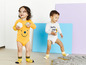 Zwei Babys in Bodys mit Winnie Puuh-Motiv, eines mit Blöcken