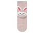 Ein Paar rosa und graue Socken mit einem Hasenmotiv.