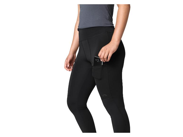Frau in schwarzen Leggings mit Seitentasche für das Handy.