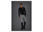 Mann in schwarzem Langarm-Sportoberteil und reflektierender Sporthose