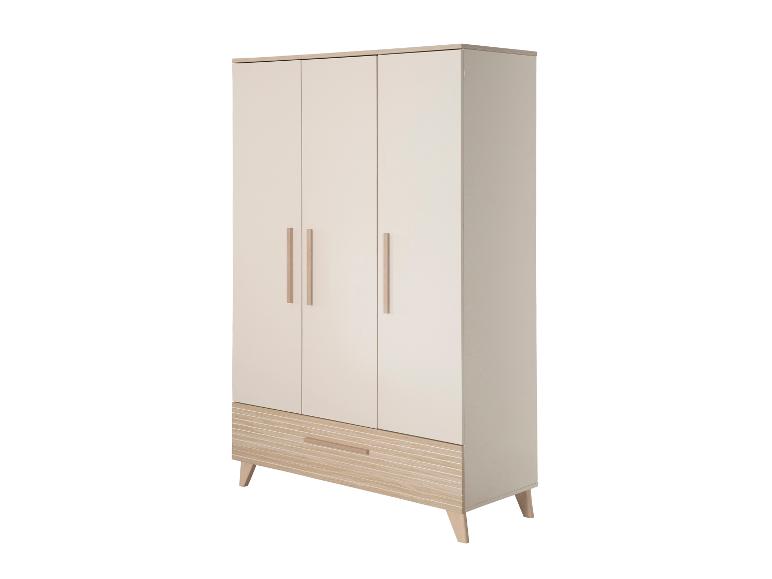 Dreitüriger Kleiderschrank mit Schublade und Holzbeinen, in Creme- und hellen Holztönen.