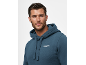 Mann in blauem Kapuzenpullover mit Kordelzug und Logo auf der Brust