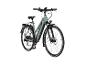 Hellgrünes City-E-Bike mit Gepäckträger und Beleuchtung.