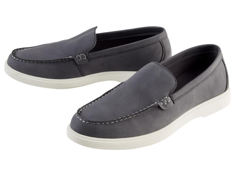 Zwei graue Wildleder-Slipper mit weißen Sohlen