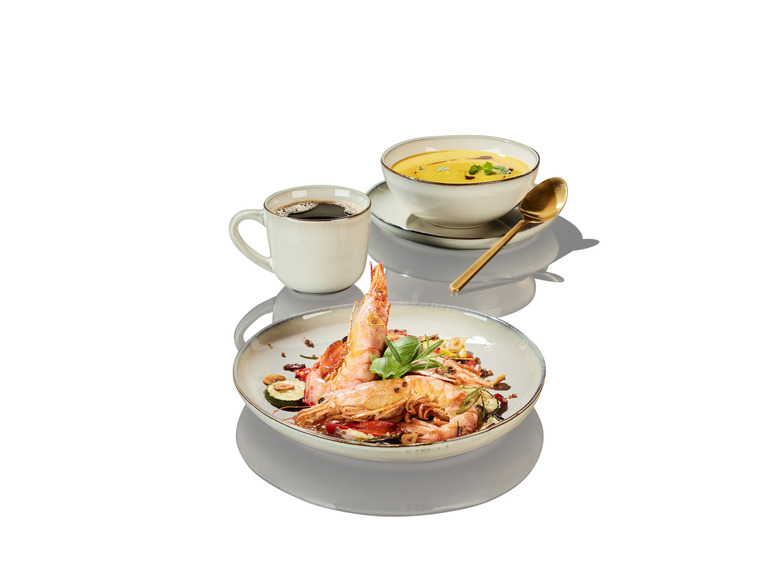 Ein Teller mit gebratenen Garnelen, Suppe und eine Tasse Kaffee.