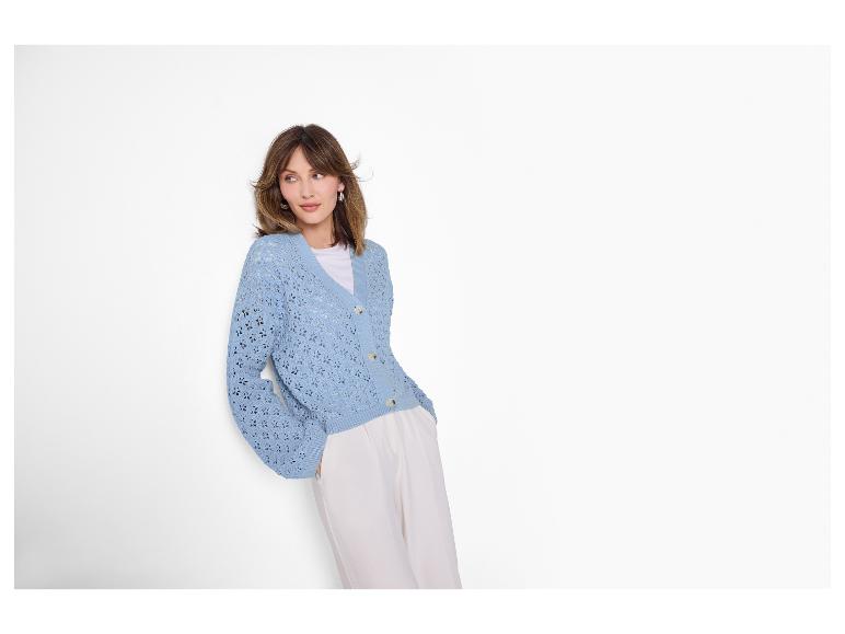 Damen-Cardigan in Blau mit Lochmuster und weißer Hose