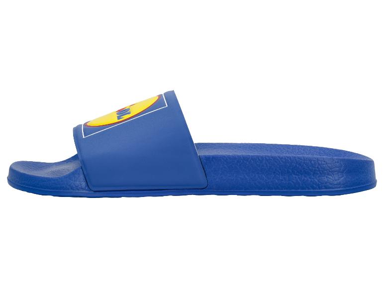 Blaue Badeschlappen mit gelbem und rotem Logo auf dem Riemen.