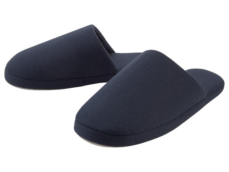 Dunkelblaue Stoffhausschuhe.