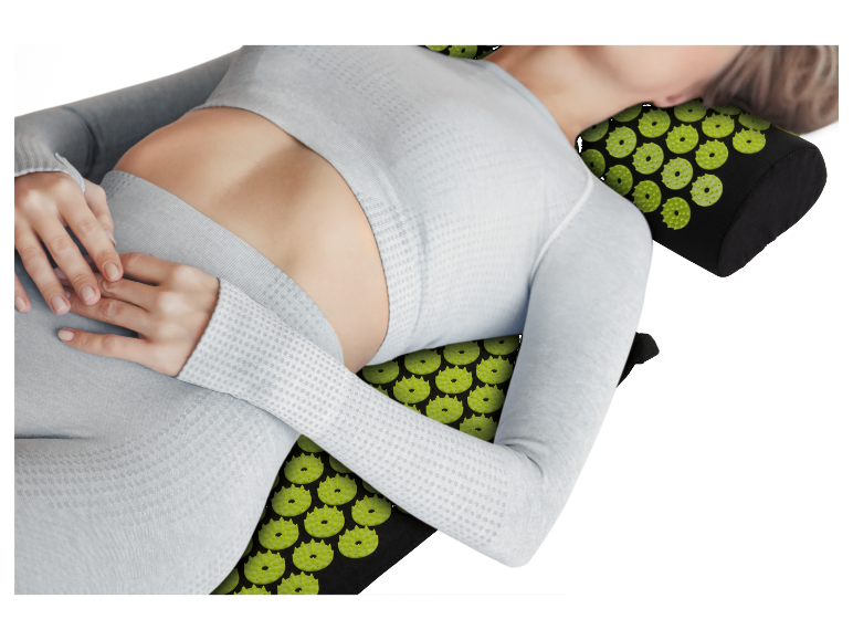 Frau entspannt sich auf einem Akupressurkissen.