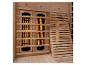 Holz-Infrarotsauna-Interieur mit beleuchteten Heizungen und Lattenbänken