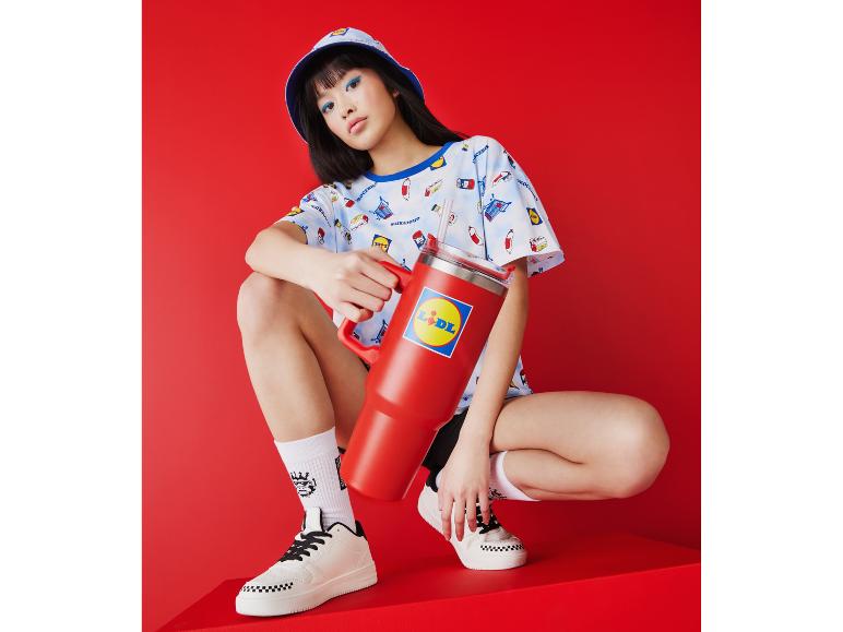 Rote Lidl Thermobecher und Lidl T-Shirt: Kleidung und Accessoires.